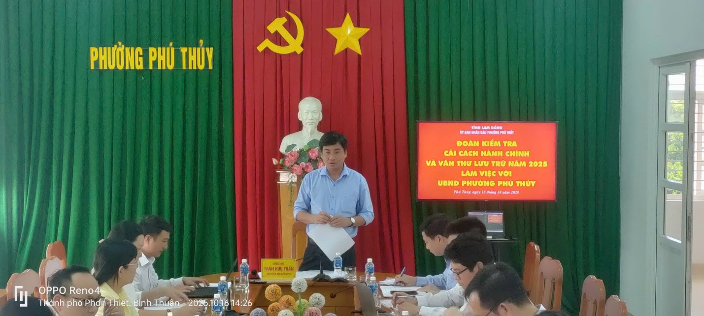 Kiểm tra cải cách hành chính và văn thư lưu trữ tại phường Phú Thủy năm 2025